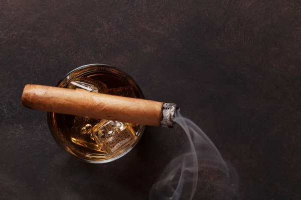 Whisky Con Hielo Cigarro Vista Superior Con Espacio Copia —  Fotos de Stock