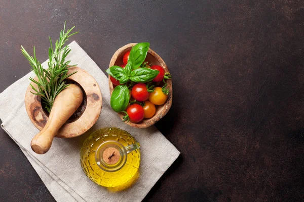 Italienisches Essen Tomaten Olivenöl Kräuter Und Gewürze Auf Dem Steintisch — Stockfoto