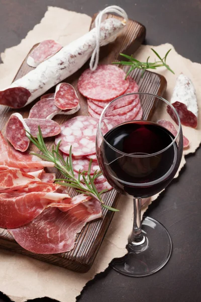 Salami Jamón Salchichas Jamón Tocino Copa Vino Tinto Bandeja Antipasto —  Fotos de Stock