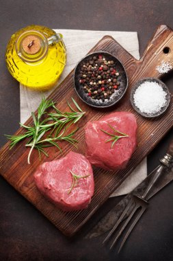 Ham bonfile taş masada yemek. Üstten Görünüm