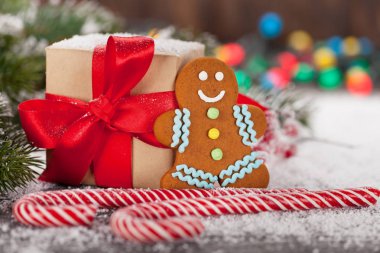 Noel hediyesi kutu, şeker kamışı, zencefilli kurabiye adam ve kar köknar ağacı. Noel tebrik kartı