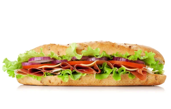 Довгий Бутерброд Шинкою Сиром Помідорами Червоною Цибулею Салатом Ізольовані Білому — стокове фото