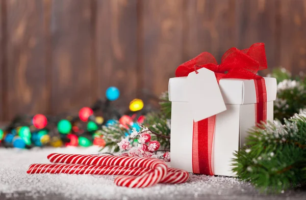 Weihnachtsgeschenkbox Zuckerstangen Und Schneebedeckter Tannenbaum Weihnachtsgrußkarte Mit Kopierplatz — Stockfoto