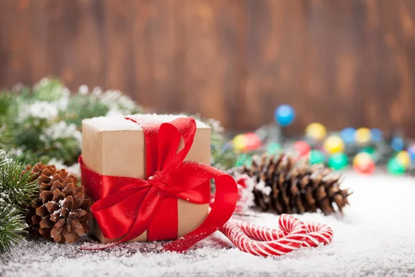 クリスマスのギフト ボックス キャンディー 雪のもみの木 コピー スペース クリスマス グリーティング カード — ストック写真
