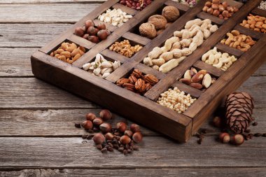 Çeşitli fındık seçim: fıstık, fındık, kestane, ceviz, Antep fıstığı ve pecans ahşap kutusunda. Üstten Görünüm