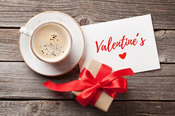 バレンタインの日のグリーティング カード 木製のテーブルに赤いコーヒー カップとギフト ボックス コピー スペース平面図 — ストック写真