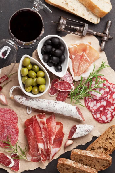 Salami Schinken Scheiben Wurst Schinken Speck Oliven Brot Und Rotweinglas — Stockfoto