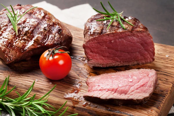 Steaks Filet Grillés Sur Planche Découper — Photo