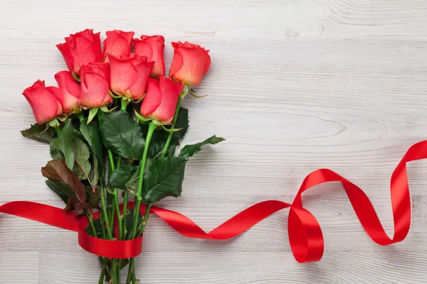 Tarjeta Felicitación San Valentín Con Rosas Rojas Sobre Mesa Madera —  Fotos de Stock