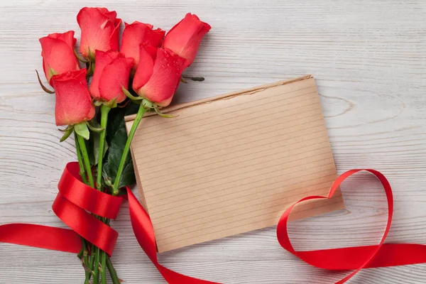 Tarjeta Felicitación San Valentín Con Rosas Rojas Bloc Notas Mesa — Foto de Stock