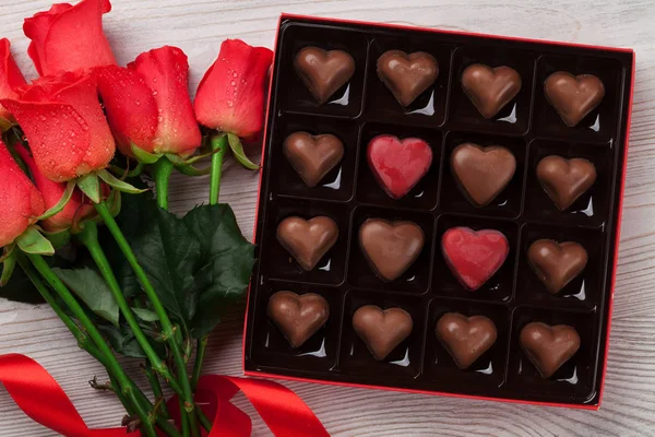 Dia Dos Namorados Cartão Saudação Com Rosas Vermelhas Caixa Chocolate — Fotografia de Stock