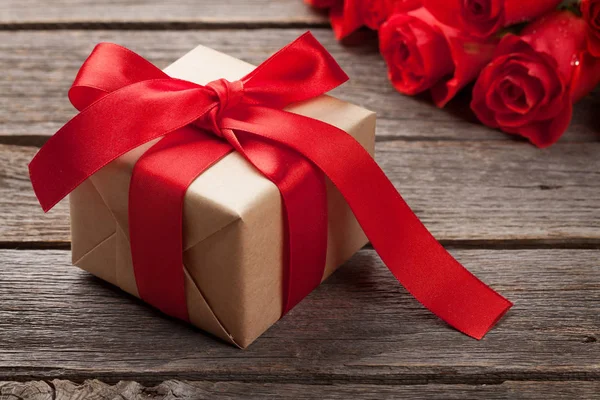 Valentijnsdag Wenskaart Met Rode Rozen Doos Van Gift Houten Tafel — Stockfoto