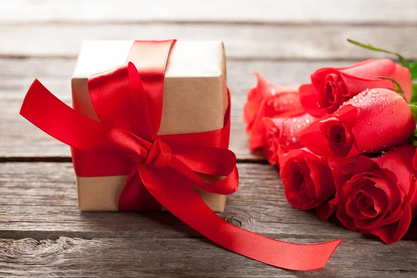 Valentinstag Grußkarte Mit Roten Rosen Und Geschenkbox Auf Holztisch — Stockfoto