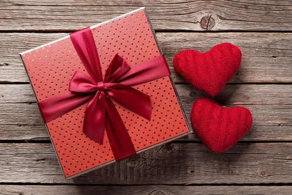 Valentijnsdag Wenskaart Met Gift Box Rood Hart Houten Tafel Bovenaanzicht — Stockfoto