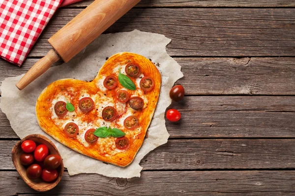 Herzförmige Pizza Mit Tomaten Und Mozzarella Valentinstag Grußkarte Ansicht Von — Stockfoto