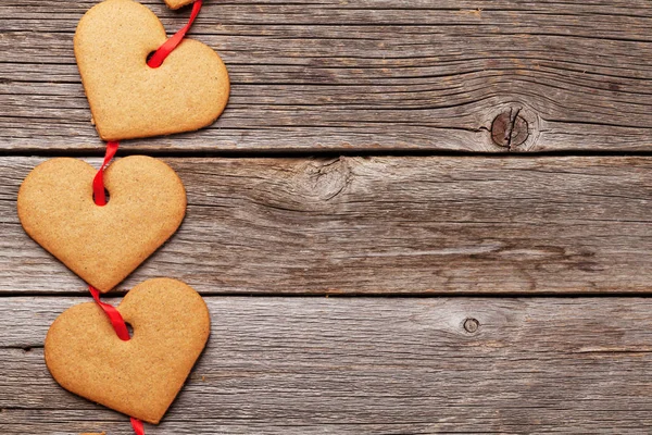 Alla Hjärtans Dag Gratulationskort Med Hjärtat Formade Cookies Träbord Ovanifrån — Stockfoto