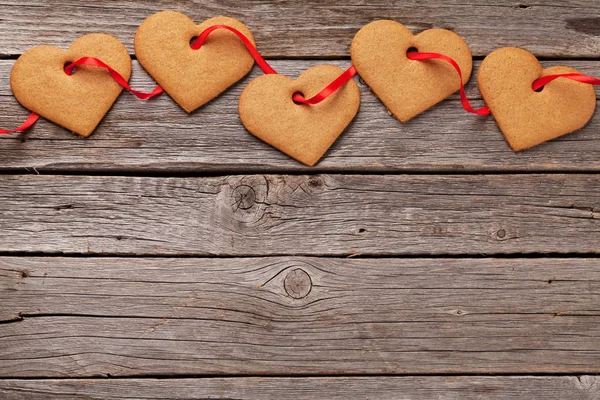 心でバレンタインの日グリーティング カード形の木製のテーブルの上のクッキー スペース平面図 — ストック写真