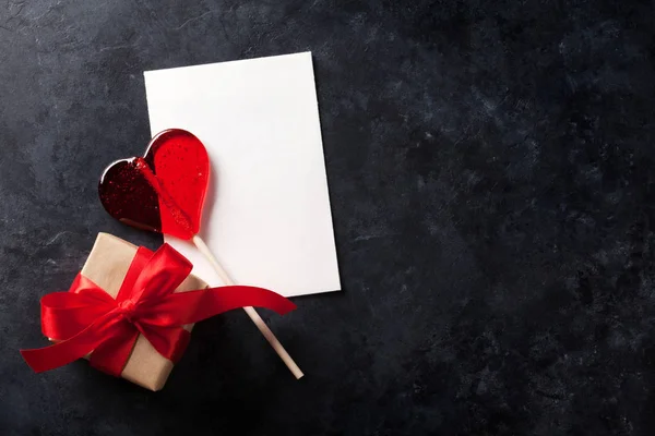 バレンタインの日のグリーティング カード 石のテーブルにキャンディの心とギフト ボックス コピー スペース平面図 — ストック写真
