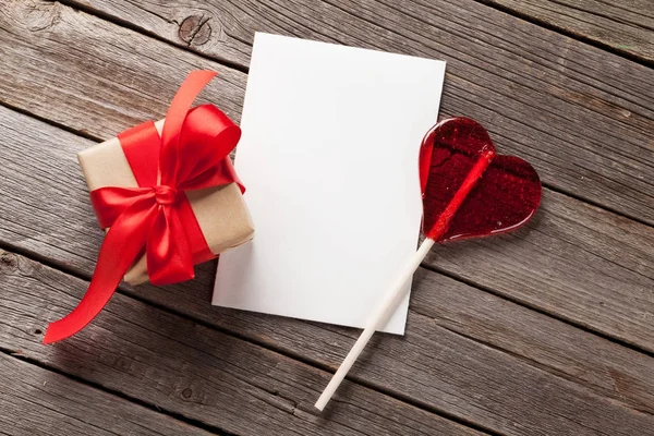バレンタインの日のグリーティング カード 木製のテーブルにキャンディの心とギフト ボックス コピー スペース平面図 — ストック写真