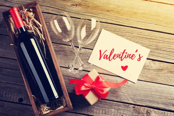 Открытки День Святого Валентина Красное Вино Подарочная Коробка Деревянном Столе — стоковое фото