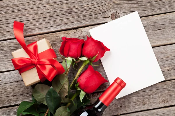 Valentinstag Grußkarte Rotwein Rosen Und Geschenkkarton Auf Einem Holztisch Ansicht — Stockfoto