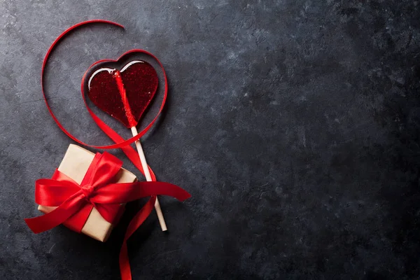 Biglietto Auguri San Valentino Caramelle Cuore Confezione Regalo Sul Tavolo — Foto Stock
