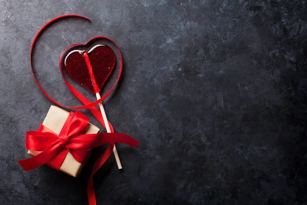 Tarjeta Felicitación San Valentín Corazón Caramelo Caja Regalo Mesa Piedra — Foto de Stock