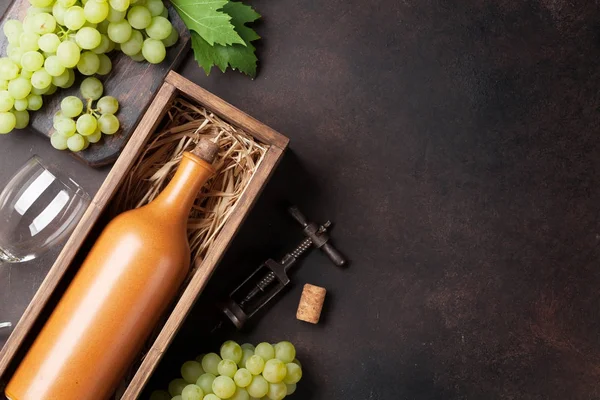 Weinflasche Und Trauben Auf Steintisch Ansicht Von Oben Mit Platz — Stockfoto