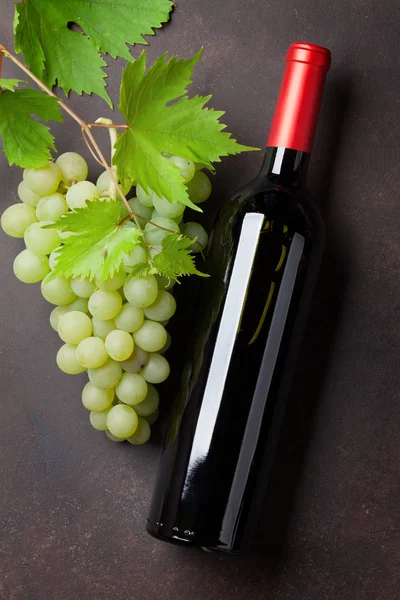 Weinflasche Und Trauben Auf Steintisch Ansicht Von Oben — Stockfoto