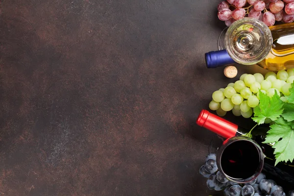 Wijnglazen Druiven Stenen Tafel Bovenaanzicht Met Ruimte — Stockfoto
