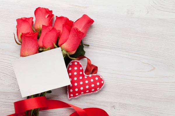 Valentijnsdag Wenskaart Met Rode Rozen Hartvormige Speelgoed Houten Achtergrond Bovenaanzicht — Stockfoto