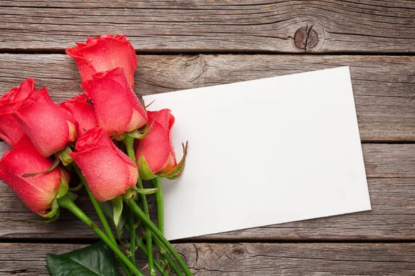 Alla Hjärtans Dag Gratulationskort Med Röda Rosor Trä Bakgrund Ovanifrån — Stockfoto