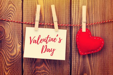 Fotoğraf çerçevesi ve el yapımı Sevgililer günü kalp ahşap arka plan üzerinde