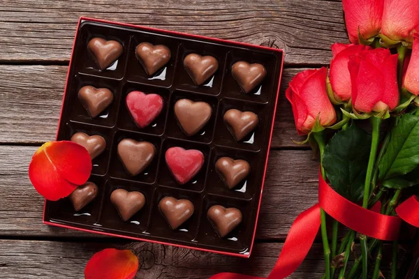 Valentines Day Greeting Card Red Roses Heart Shaped Chocolate Wooden — Stock Photo, Image