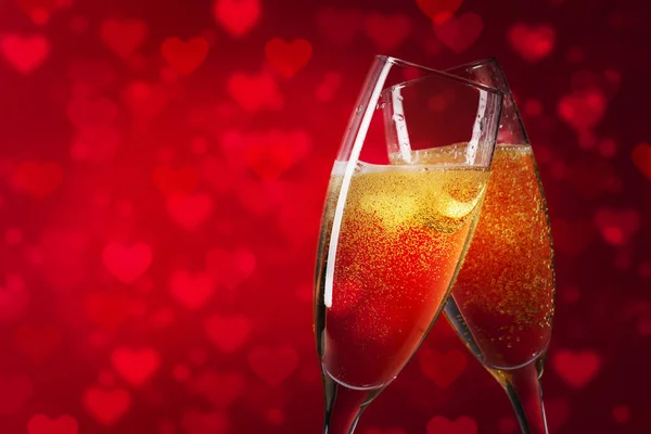 幸せなバレンタインの日の赤いハートの背景と つのシャンパン グラス — ストック写真
