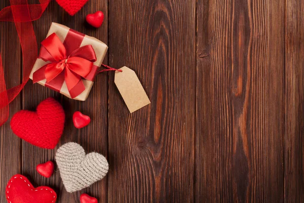 Valentinstag Herzen Und Geschenkschachteln Über Hölzernen Hintergrund Ansicht Von Oben — Stockfoto