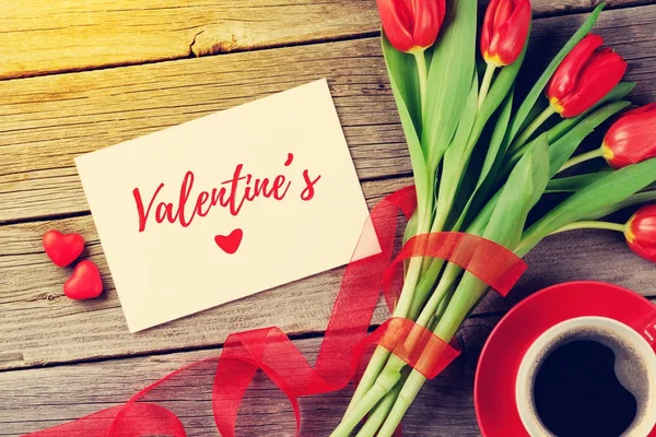 Tulipanes Rojos Tarjeta Felicitación Del Día San Valentín Blanco Corazones — Foto de Stock