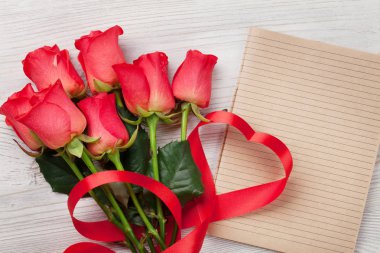 Sevgililer günü tebrik kartı kırmızı gül ve kalp ahşap arka plan üzerinde şerit şeklinde. Üstten Görünüm alanı ile 