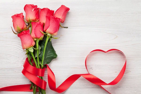 Tarjeta Felicitación San Valentín Con Rosas Rojas Cinta Forma Corazón — Foto de Stock