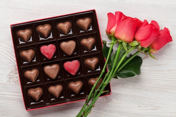 Dia Dos Namorados Cartão Saudação Com Rosas Vermelhas Chocolate Forma — Fotografia de Stock