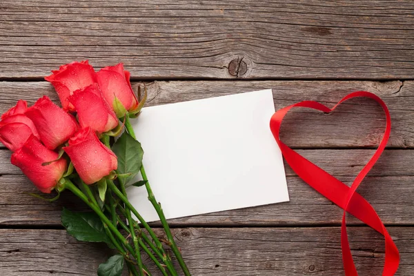 赤いバラとハートのバレンタインの日グリーティング カード形の木製の背景にリボン スペース平面図 — ストック写真