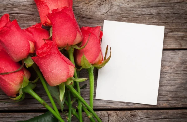 Dia Dos Namorados Cartão Saudação Com Rosas Vermelhas Fundo Madeira — Fotografia de Stock