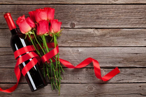 Walentynki Życzeniami Czerwonego Wina Kwiaty Drewnianym Stole Widok Góry Miejsca — Zdjęcie stockowe
