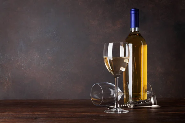 Witte Wijn Fles Glas Aan Voorkant Schoolbord Muur Met Kopie — Stockfoto