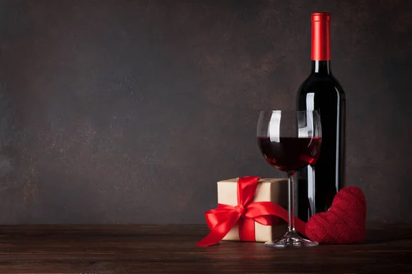 Valentijnsdag Wenskaart Met Rode Wijn Fles Hart Speelgoed Cadeau Box — Stockfoto