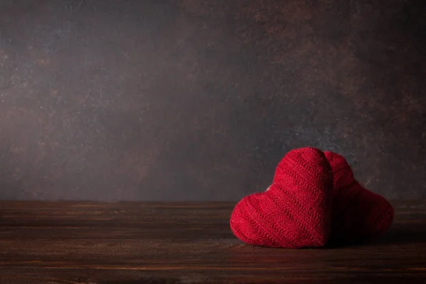 Valentines Hari Kartu Ucapan Dengan Mainan Hati Merah Atas Meja — Stok Foto