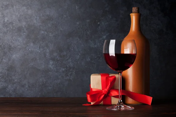 Tarjeta Felicitación San Valentín Con Botella Vino Tinto Caja Regalo — Foto de Stock