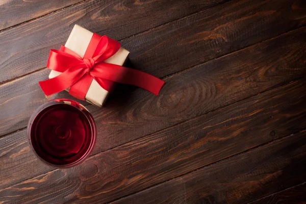 Tarjeta Felicitación San Valentín Con Vino Tinto Caja Regalo Mesa —  Fotos de Stock