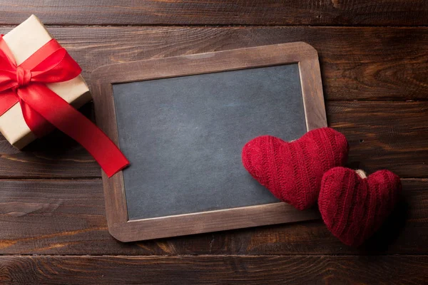 情人节贺卡与红心玩具和礼品盒在木桌上 与黑板为您的问候 — 图库照片