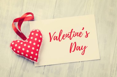 Sevgililer günü tebrik kartı ve kalp dekor ahşap masa üzerinde. Üstten Görünüm alanı ile 